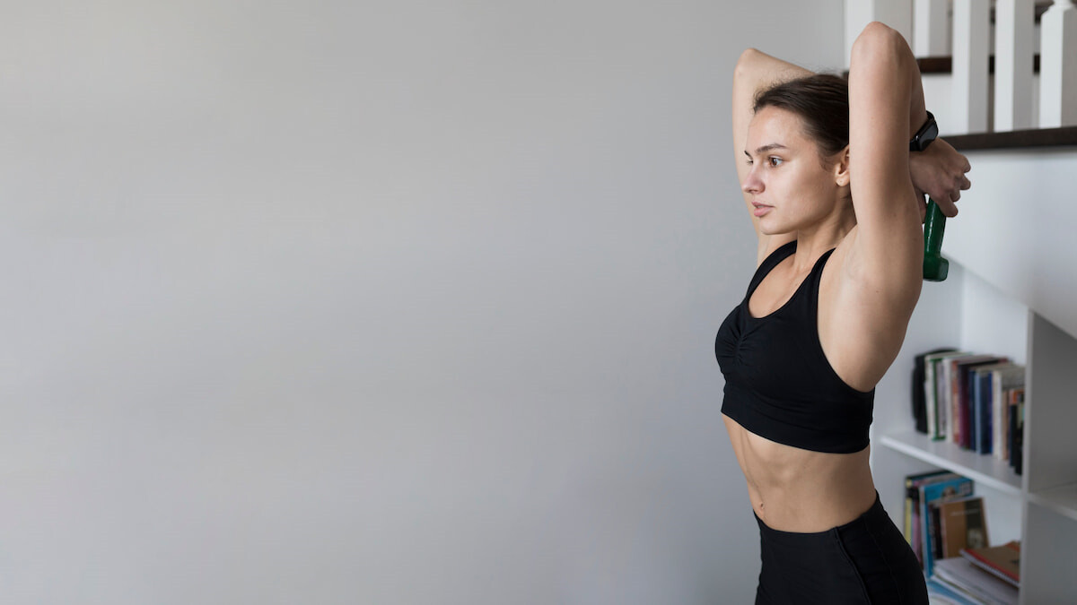 5 esercizi di stretching da fare mentre guardi la tua serie preferita