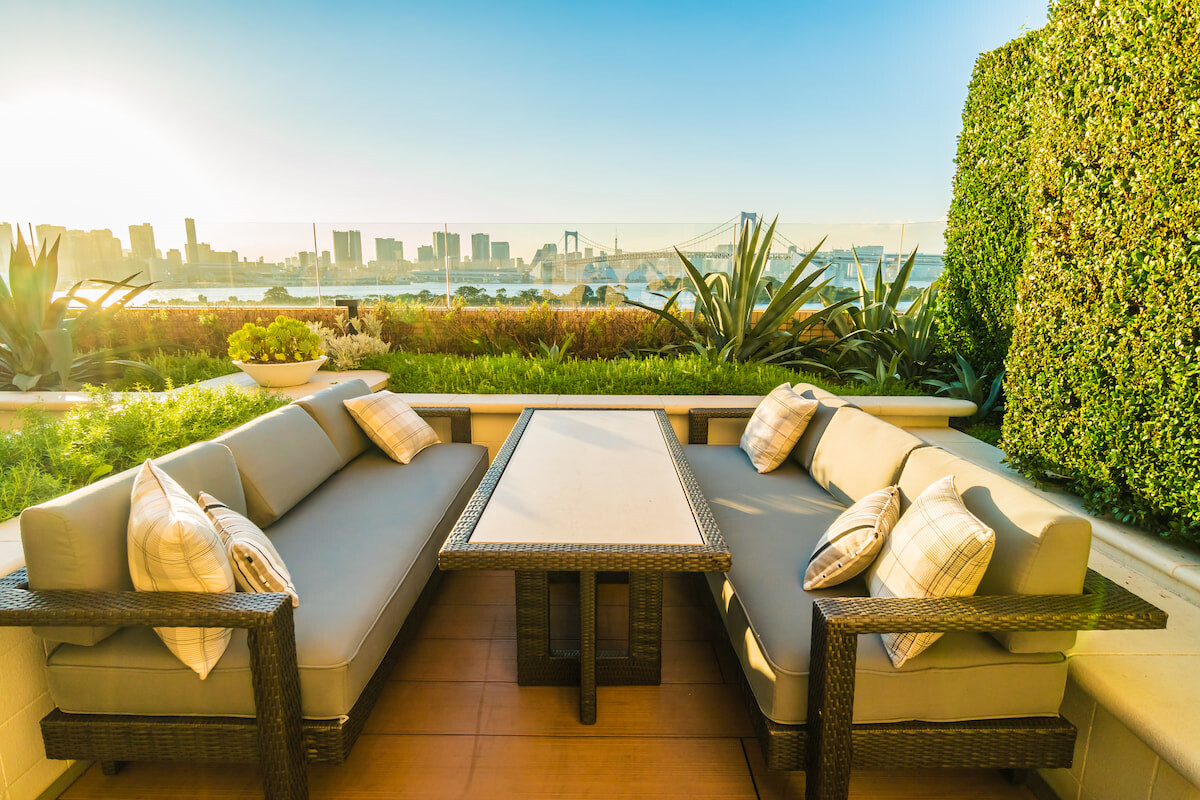 Come mantenere la tua terrazza perfetta tutto l'anno