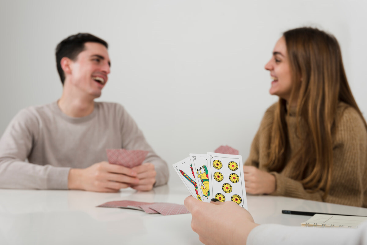 Come organizzare un pomeriggio di giochi di carte in giardino con gli amici