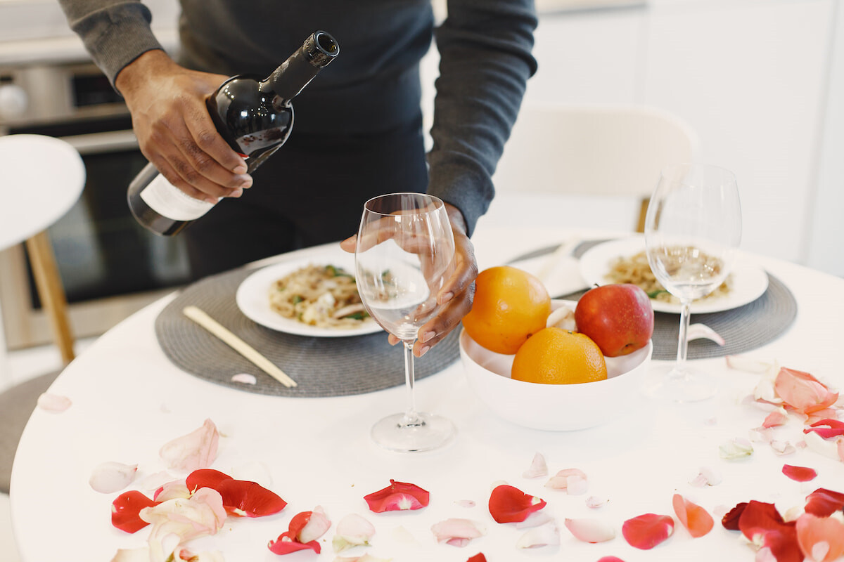 Come organizzare una cena romantica a casa senza complicazioni