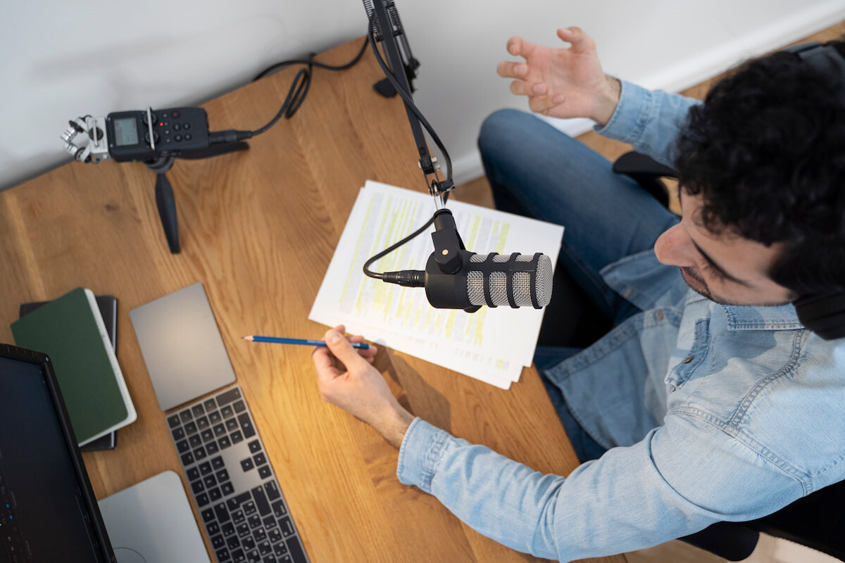 I migliori podcast in spagnolo da ascoltare mentre fai le faccende domestiche