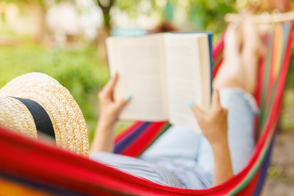 Pomeriggio di lettura all'aperto: scopri i 5 migliori libri da gustare su cuscini per pallet o pouf