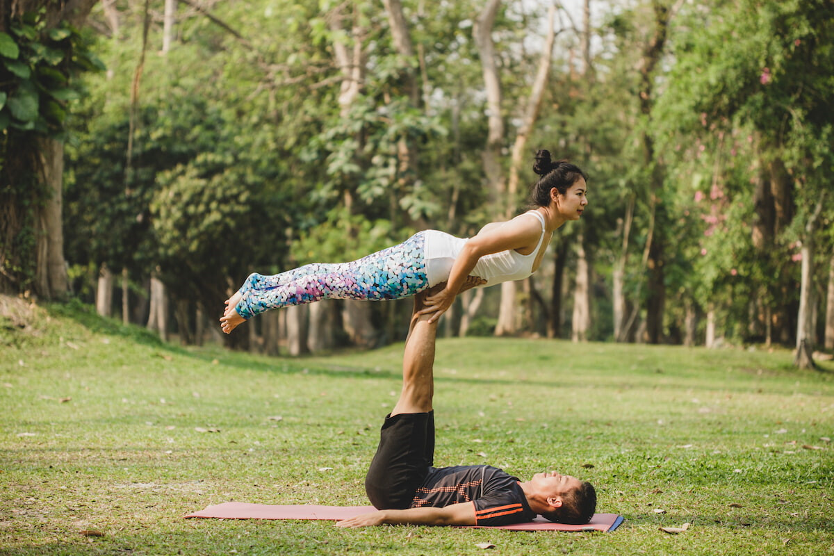 Yoga nel giardino: pratiche per connettere corpo e mente all'aperto con pouf