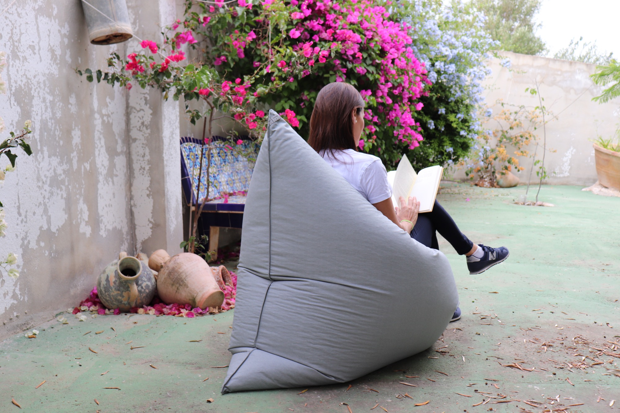 Il pouf più grande di Happers! Con il Big Puff puoi leggere in tre posizioni diverse. Se sei uno di quelli che cambiano posizione durante la lettura, ti invitiamo a scoprire questa seduta pensata per gli amanti della lettura. Scegli tra oltre 20 colori!