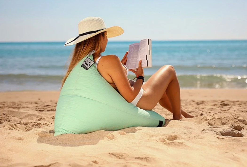 Porta il tuo pouf da lettura ovunque! Il pouf TO-GO è il pouf portatile di HAPPERS. Con questo pouf trasformerai ogni spazio in un luogo ideale per continuare la tua lettura.