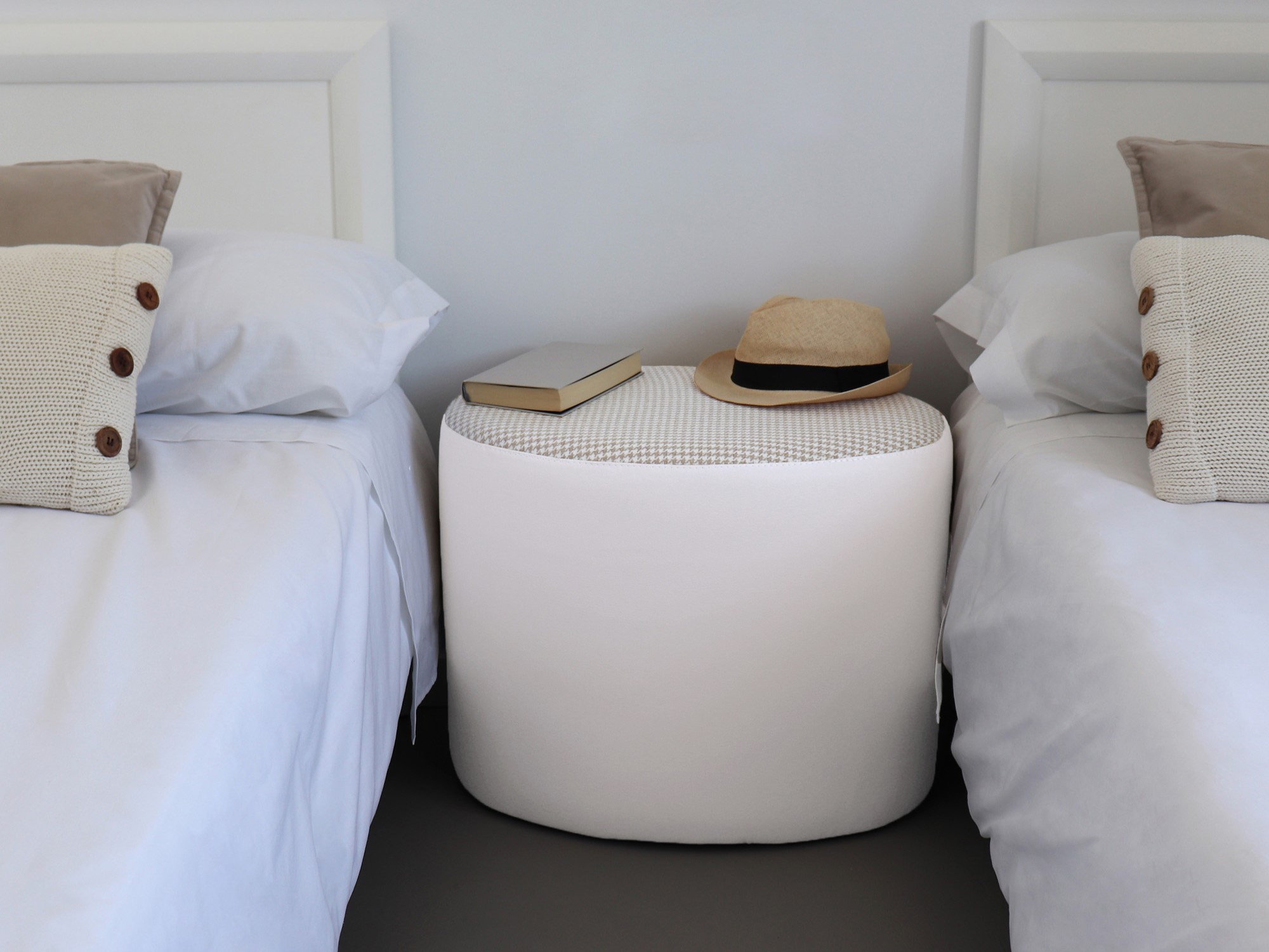 Adattabile a ogni momento. Utilizzalo come seduta aggiuntiva, poggiapiedi, comodino, tavolino, sgabello scala o per il trucco. Leggero e facile da spostare, si adatta a ogni angolo della tua casa, dal soggiorno all'ingresso. Rendi il tuo spazio un riflesso della tua personalità con questo elegante pouf!
